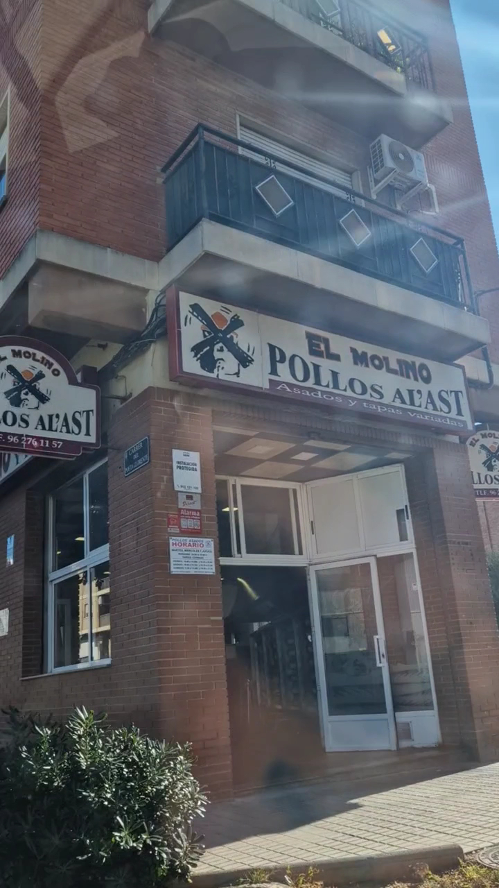 Fachada de El Molino pollos al ast